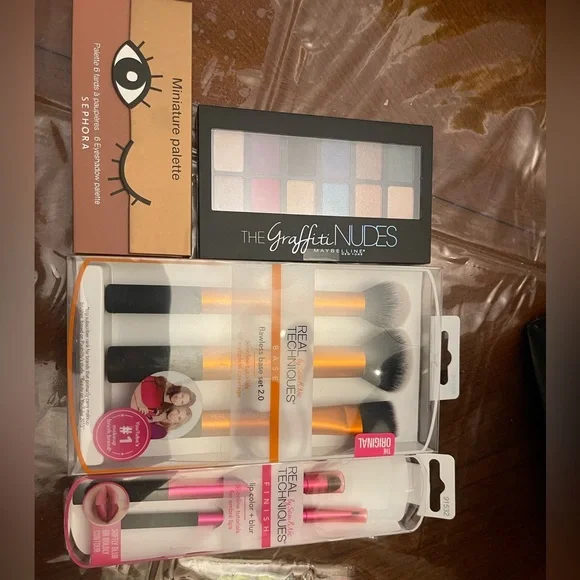 4 pieces  
2 brush sets  
2 eyeshadow palettes - Picture 2 of 7